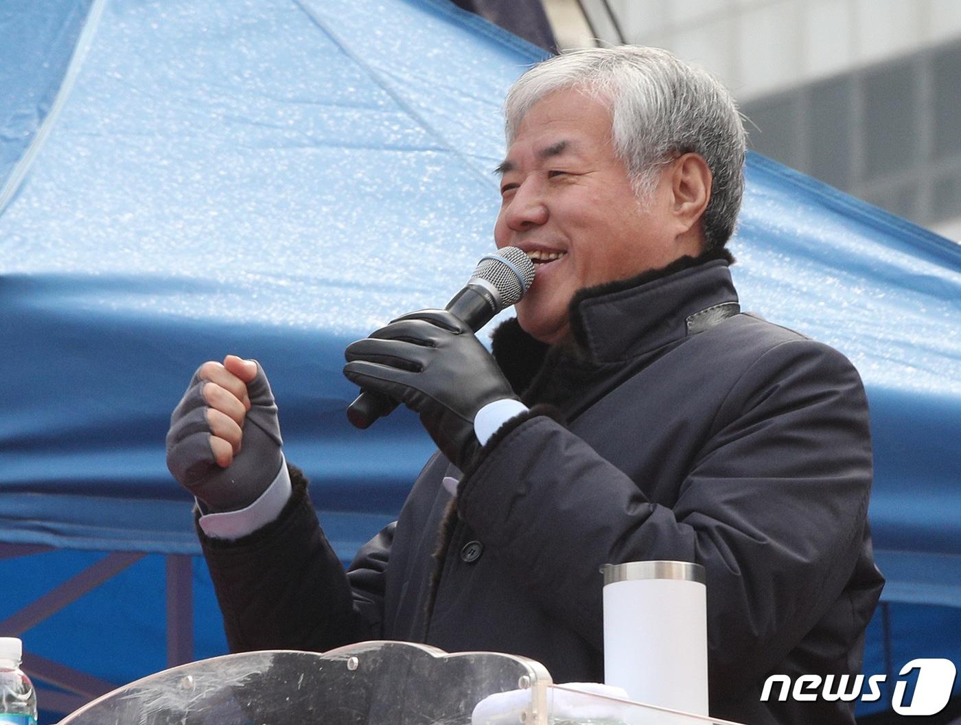 본문 이미지 - 전광훈 한국기독교총연합회 대표회장 목사가 19일 오전 서울 광화문 교보빌딩 앞에서 문재인하야범국민투쟁본부(범투본) 주최로 열린 대한민국 바로 세우기 국민대회에서 발언하고 있다. 2020.1.19/뉴스1 ⓒ News1 신웅수 기자