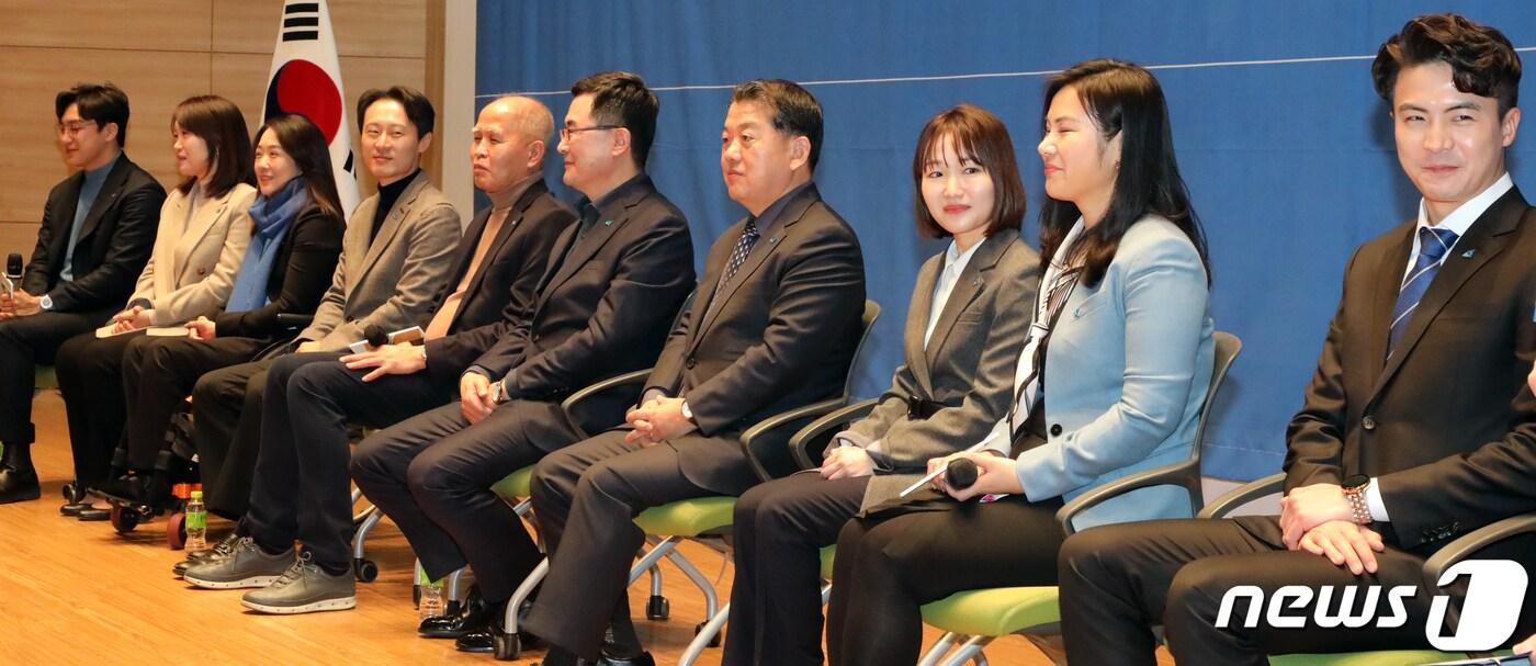 본문 이미지 - 더불어민주당 '영입 인재 1~10호'인사들이 지난 1월 19일 서울 여의도 국회 의원회관에서 열린 10호인재영입 발표를 마치고 토크콘서트를 하고 있다. ⓒ News1 김명섭 기자