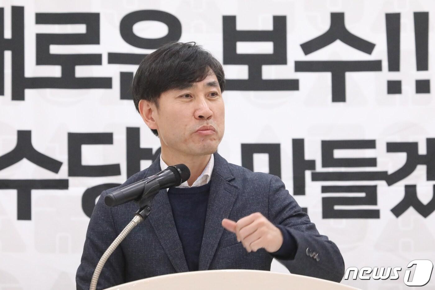 본문 이미지 - 19일 경북 구미시 호텔 BS에서 열린 새로운보수당 경북도당 창당대회에서 하태경 책임대표가 인사말을 하고 있다. 하 책임대표는 "새로운보수당이 보수통합의 중심에 서야 문 정권을 넘어뜨리고 대한민국을 바로 세울 수 있다.＂고 말했다. 2020.1.19/뉴스1 ⓒ News1 정우용 기자