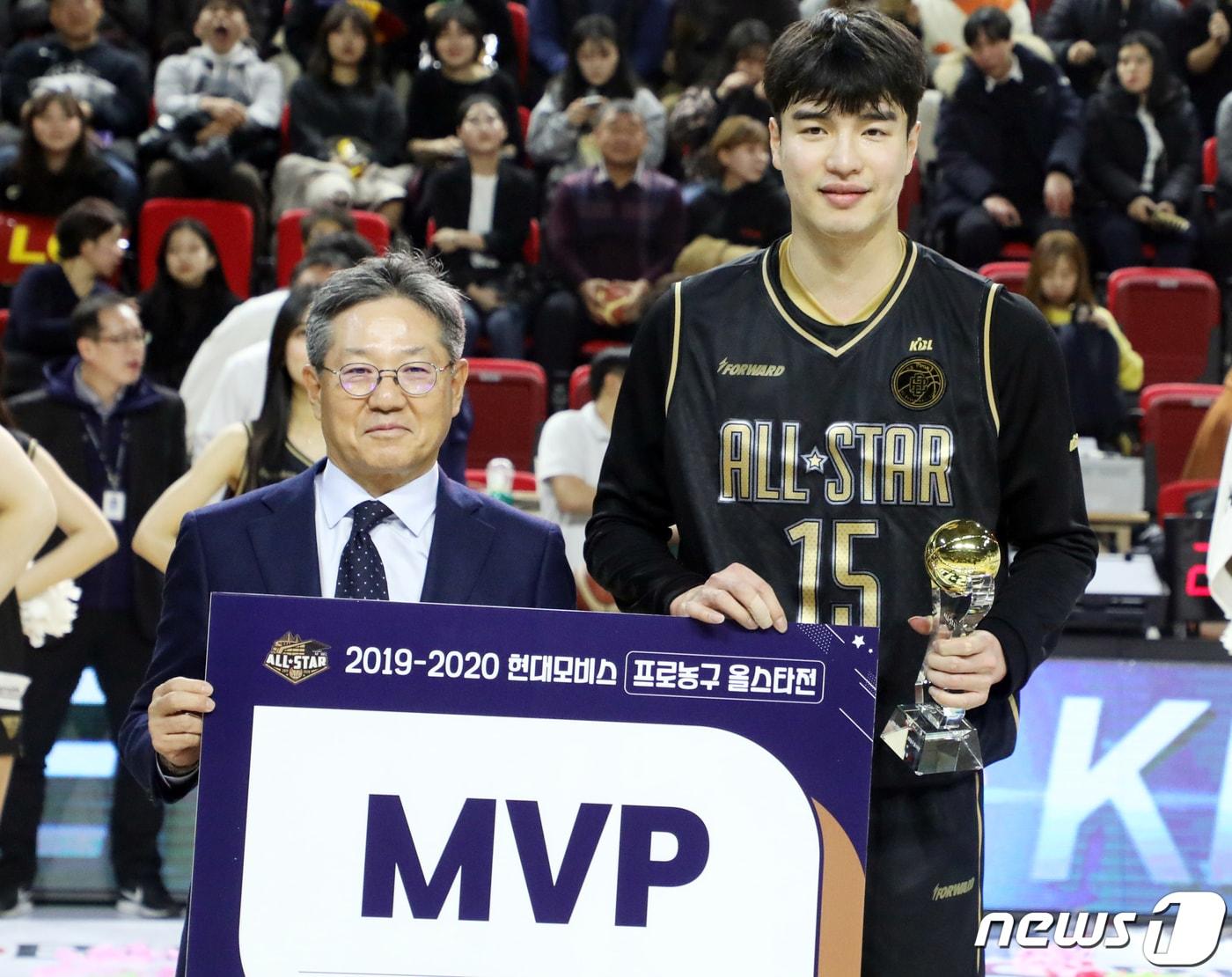본문 이미지 - '2019-20 현대모비스 KBL 올스타전' MVP를 수상한 김종규. /뉴스1 ⓒ News1 황기선 기자