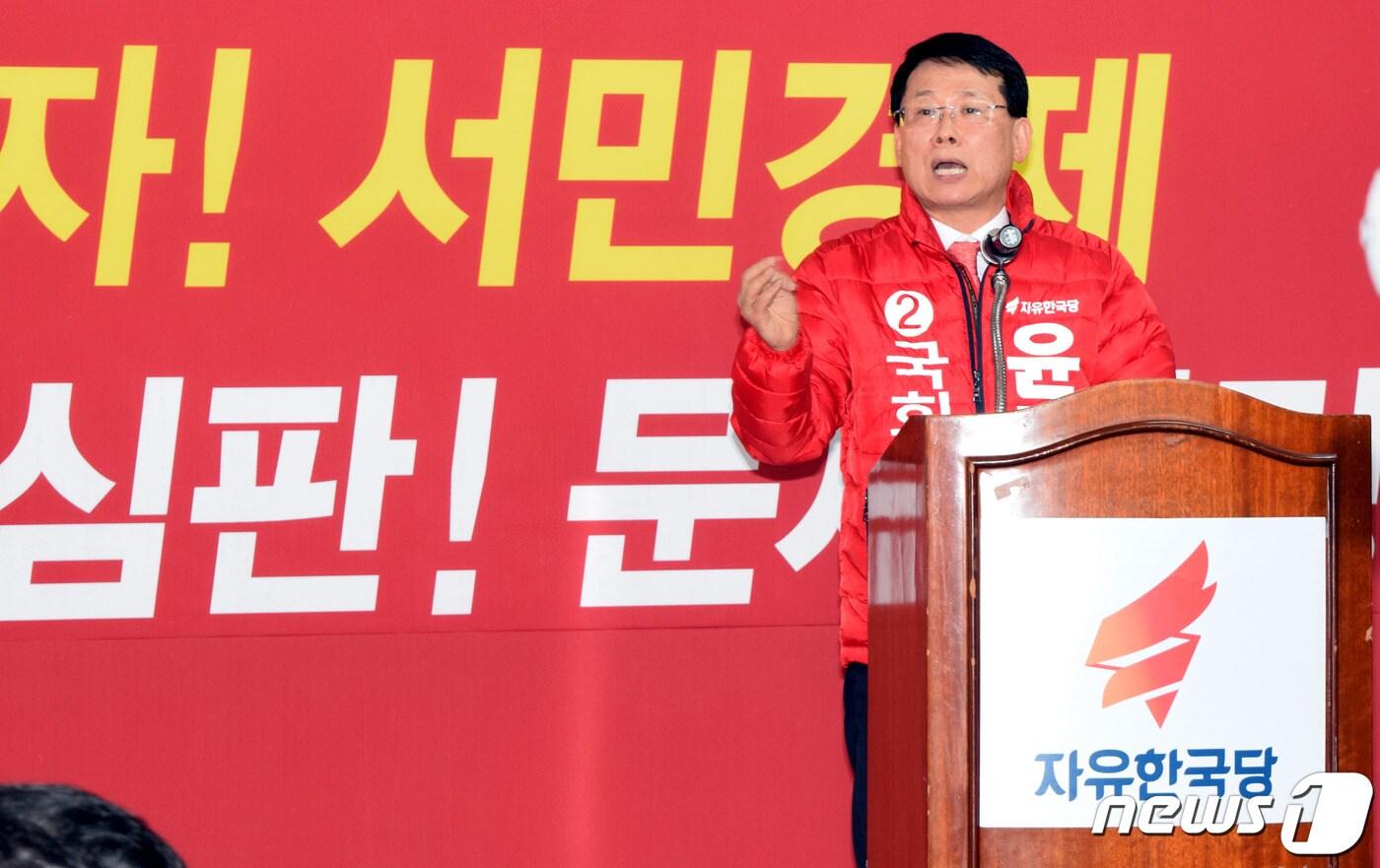 본문 이미지 - 윤두현 21대 총선 경산시 예비후보가 19일 선거사무소 개소식에서 인사말을 하고 있다. 윤 예비후보는 "경산에 인공지능과학공원(AI 사이언스파크)을 조성해 ICT단지로 만들겠다"고 공약했다.ⓒ 뉴스1