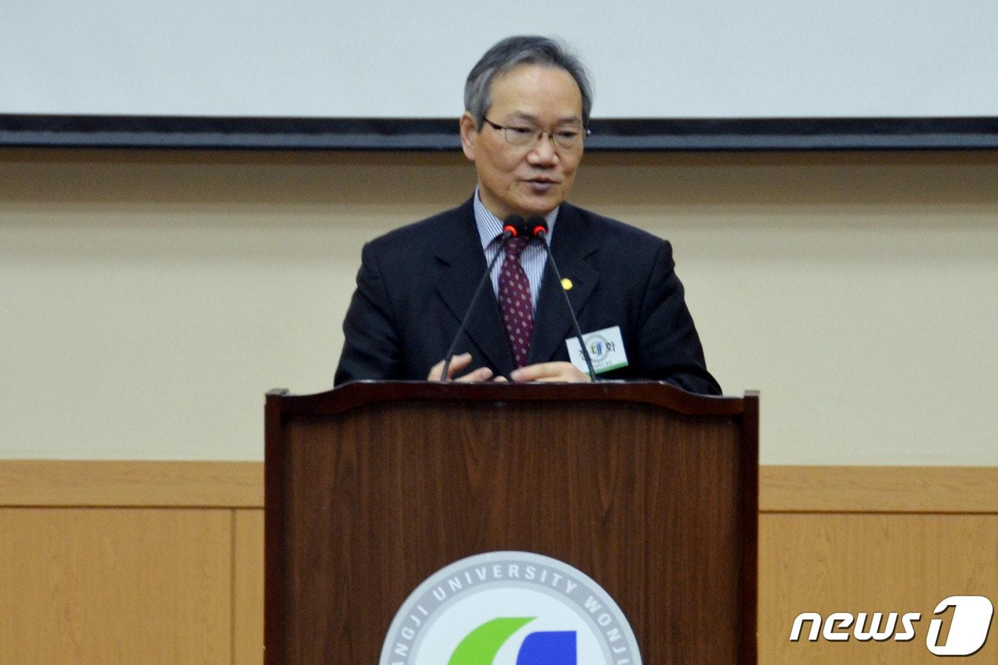 본문 이미지 - 2일 오전 상지대학교 민주관에서 정대화 상지대학교 총장이 상지대학교와 상지영서대의 통합을 축하하며 기념사를 하고 있다. 2020.1.2  ⓒ 뉴스1