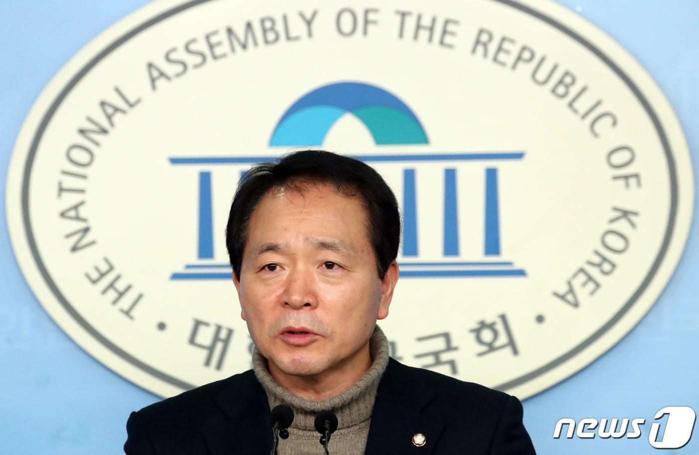 본문 이미지 - 성일종 자유한국당 원내대변인이 2일 서울 여의도 국회 정론관에서 검찰 패스트트랙 수사 관련 논평을 하고 있다. 2020.1.2/뉴스1 ⓒ News1 김명섭 기자