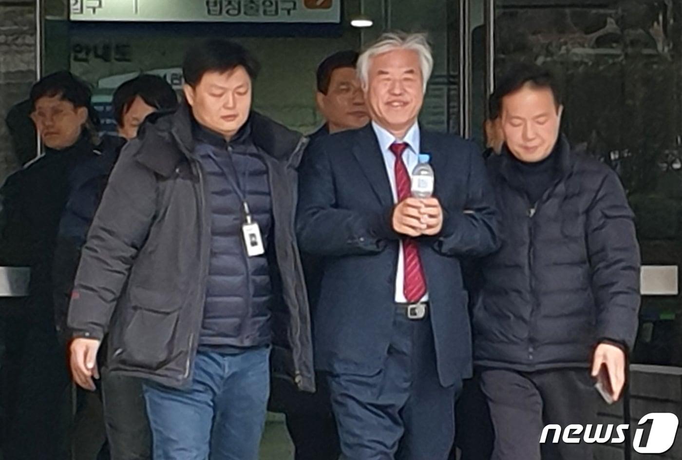 본문 이미지 - 청와대 앞에서 불법집회를 주도한 혐의를 받는 '문재인 하야 범국민투쟁본부'(범투본) 총괄대표 전광훈 목사(한국기독교총연합회 대표회장)가 수갑을 찬 채 2020년 1월 2일 낮 12시 58분쯤 구속 전 피의자심문(영장실질심사)을 마친 뒤 서울 중앙지법을 빠져나오고 있다.  2020.1.2/뉴스1 ⓒ News1 DB