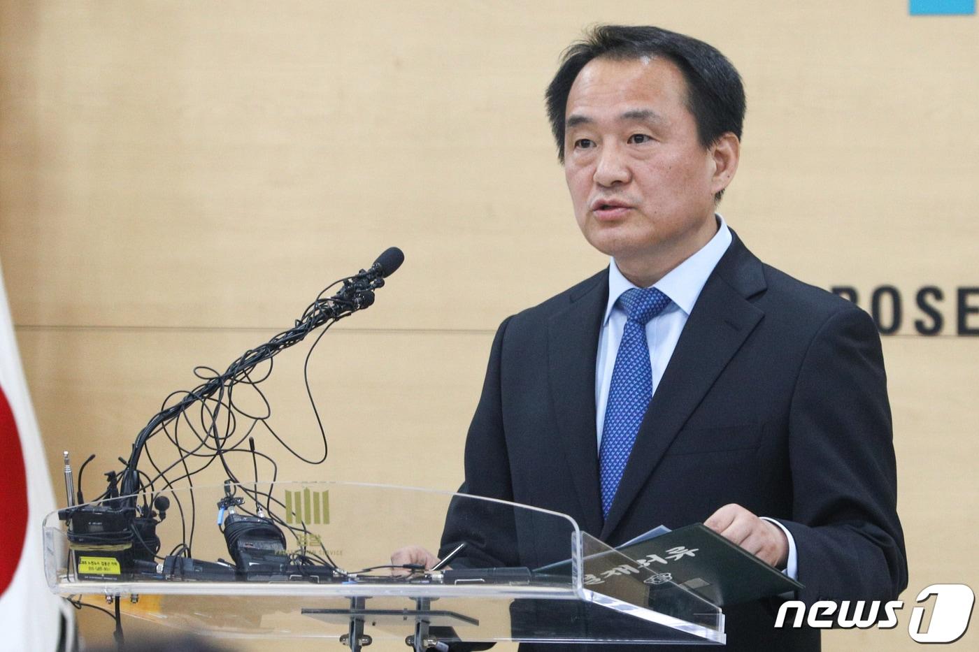 본문 이미지 - 2일 오후 서울 양천구 남부지방검찰청에서 나병훈 공보관이 국회 '패스트트랙' 관련 국회회의방해 등 사건 수사 결과 발표를 하고 있다. 검찰은 ‘국회 패스트트랙 충돌 사건’을 수사한 결과 황교안 당대표·나경원 전 원내대표 등 자유한국당 의원 14명과 더불어민주당 의원 4명을 2일 불구속 기소했다. 한국당 의원 10명과 민주당 박주민 의원은 약식기소했다. 2020.1.2/뉴스1 ⓒ News1 성동훈 기자