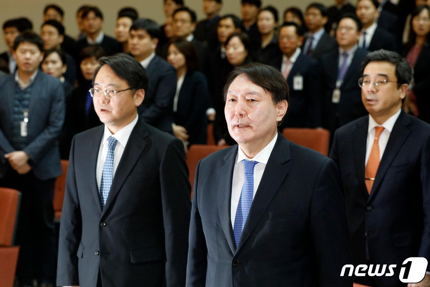 본문 이미지 - 윤석열 검찰총장과 강남일 차장검사 등이 2일 오후 서울 서초구 대검찰청에서 열린 2020년도 신년다짐회에서 애국가를 부르고 있다. 2020.1.2/뉴스1 ⓒ News1 안은나 기자