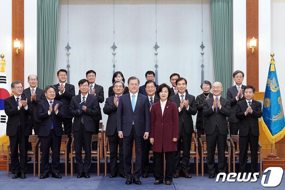 본문 이미지 - 문재인 대통령과 추미애 신임 법무부 장관이 2020년 1월 2일일 오후 청와대 본관에서 열린 임명장 수여식에서 수석, 보좌관들과 함께 기념촬영을 하고 있다. (청와대 제공) ⓒ 뉴스1