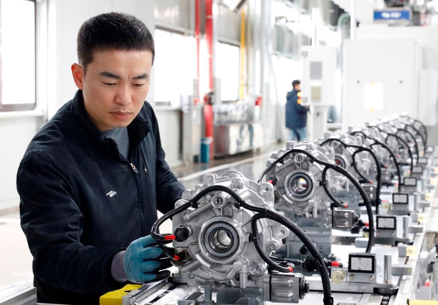 현대위아의 한 직원이 20일 경상남도 창원시 현대위아 창원2공장에서 전자식 차동제한장치(e-LSD)를 만들고 있다. (현대위아 제공)ⓒ 뉴스1