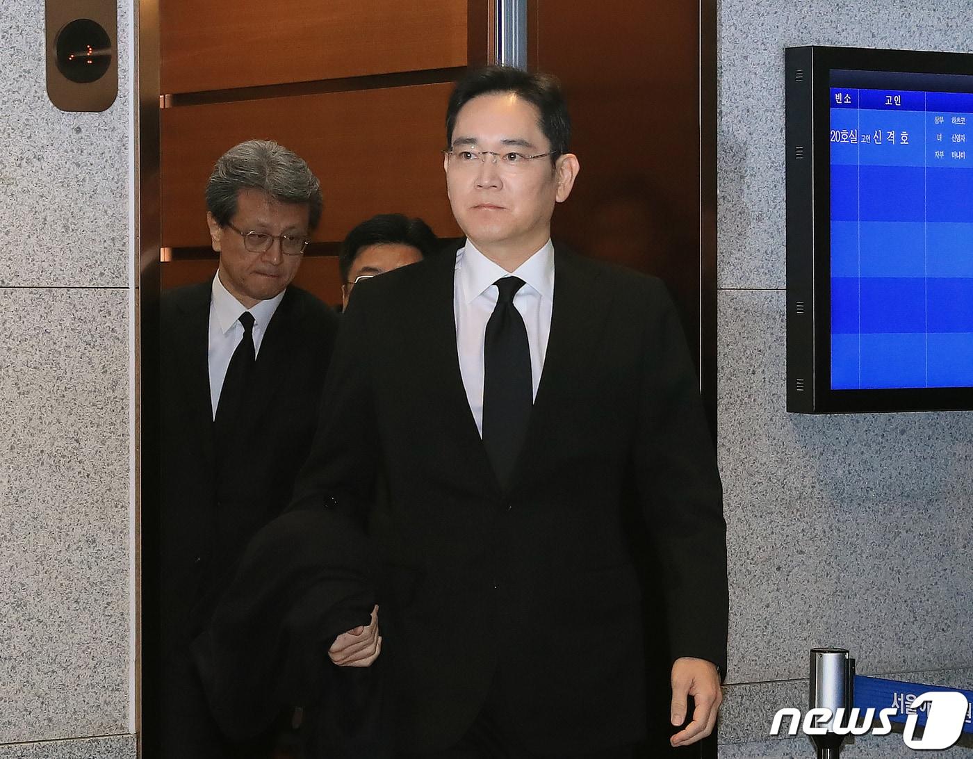 본문 이미지 - 이재용 삼성전자 부회장이 20일 오전 서울 송파구 서울아산병원 장례식장에 마련된 롯데그룹 창업주 신격호 명예회장의 빈소를 조문하기 위해 들어서고 있다. 2020.1.20/뉴스1 ⓒ News1 구윤성 기자