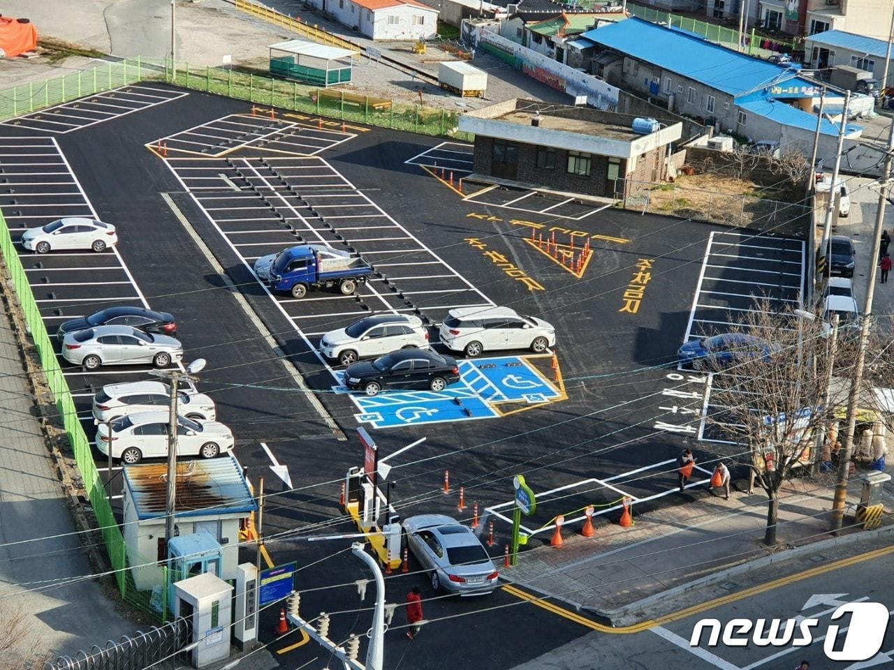 본문 이미지 - 목포시는 호남공영주차장의 주차면을 확대하고 무인관제시스템을 도입했다.(목포시 제공) /뉴스1
