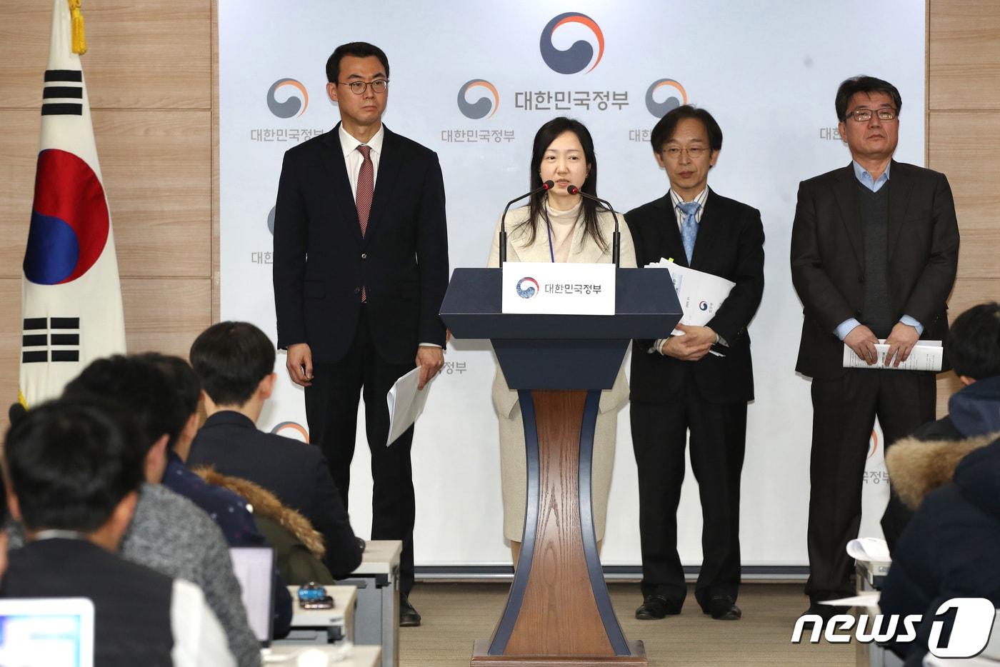 본문 이미지 - 지난 20일 서울 세종로 정부서울청사에서 공정경제 실현을 위한 3개 법률(상법,자본시장법,국민연금법) 시행령 개정안 국무회의 의결' 관련 관계부처 합동브리핑이 진행되고 있다. 왼쪽부터 신봉삼 공정위 경쟁정책국장, 김연준 금융위 공정시장과장,명한석 법무부 상사법무과장, 류근혁 복지부 연금정책국장.2020.1.21/뉴스1 ⓒ News1 이광호 기자