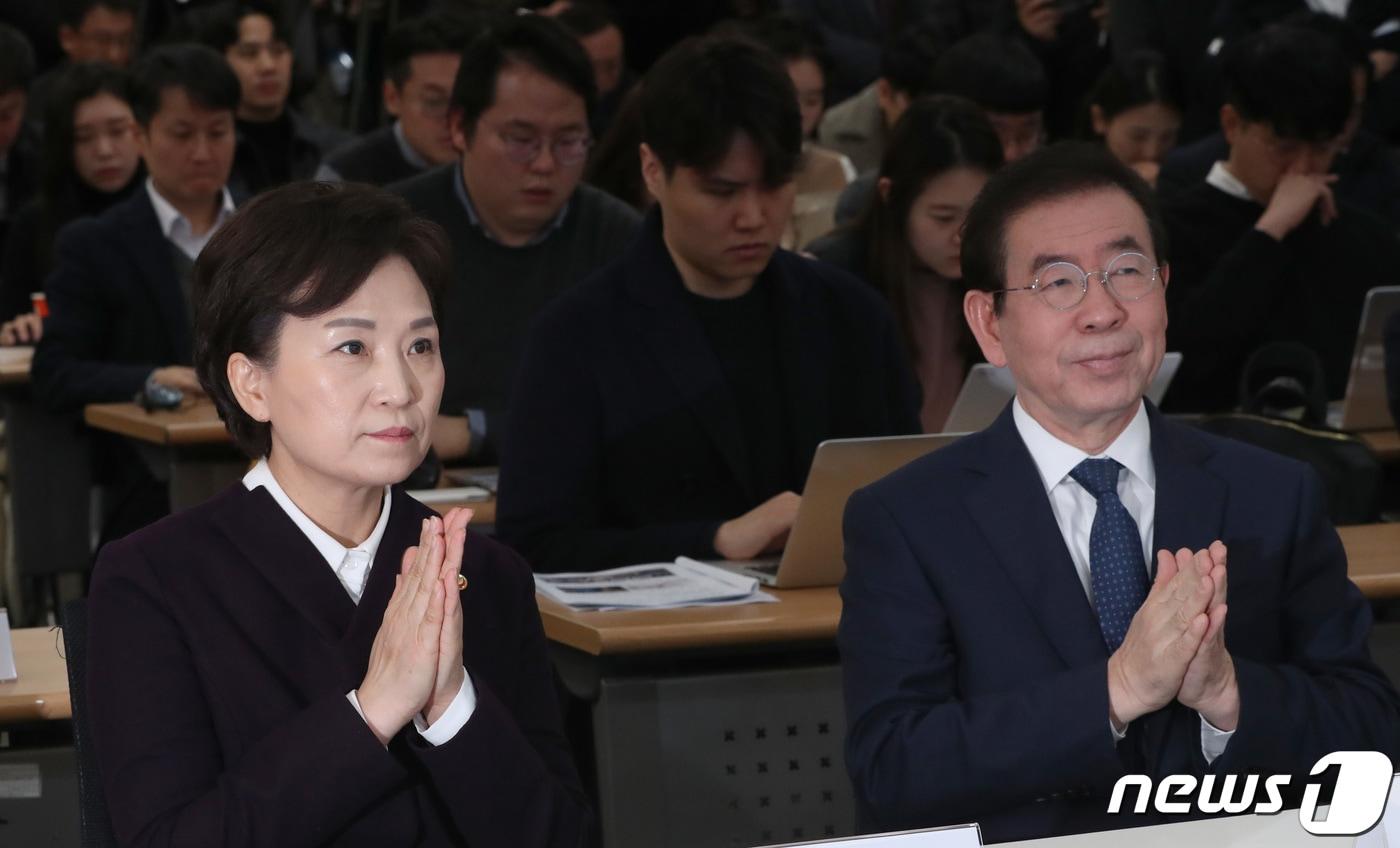 본문 이미지 - 박원순 서울시장과 김현미 국토교통부 장관이 20일 오전 서울 영등포역 대회의실에서 영등포 쪽방촌 주거환경개선 및 도시 정비를 위한 공공주택사업 추진계획을 발표 기자간담회에서 홍보영상 시청 후 박수를 치고 있다.  2020.1.20/뉴스1 ⓒ News1 박정호 기자