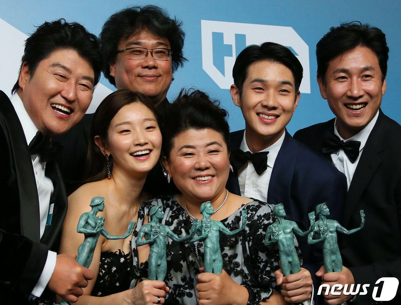 본문 이미지 - 영화 '기생충'의 봉준호 감독과 배우 송강호, 박소담, 최우식, 이정은, 이선균이 19일(현지시간) 캘리포니아주 로스앤젤레스에서 열린 제26회 연례 미국배우조합(SAG) 시상식에서 작품상에 해당하는 '아웃스탠딩 퍼포먼스 바이 캐스트 인 모션픽처' 트로피를 들고 기뻐하고 있다. ⓒ AFP=뉴스1 ⓒ News1 우동명 기자