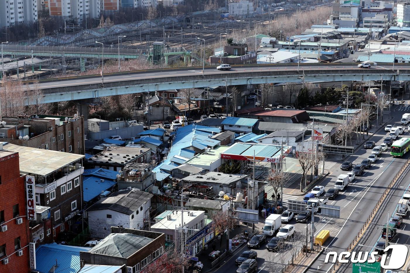 본문 이미지 - 주거환경개선 및 도시 정비를 위한 공공주택사업을 추진 중인 영등포 쪽방촌 모습. ⓒ News1 박정호 기자