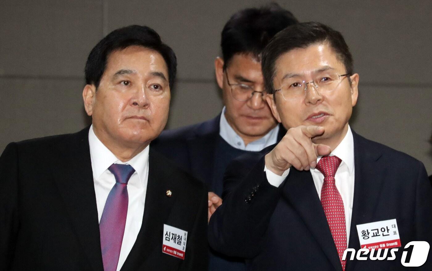 본문 이미지 - 황교안 자유한국당 대표와 심재철 원내대표가 20일 서울 여의도 국회 의원회관에서 열린 경제자문단 '힘을 Dream팀' 출범식에서 강연을 들으며 대화하고 있다. 2020.1.20/뉴스1 ⓒ News1 김명섭 기자