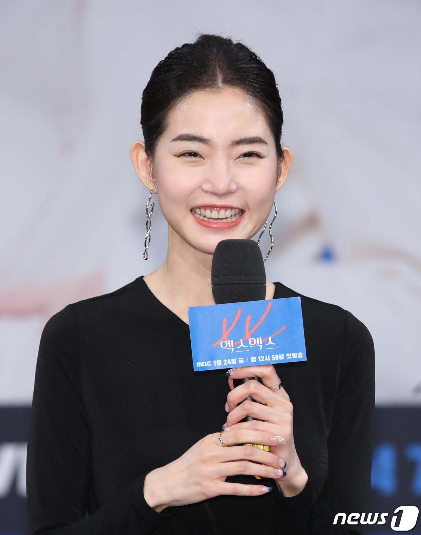 본문 이미지 - 배우 황승언이 20일 오후 서울 상암동 MBC에서 열린 MBC 새 드라마 ‘엑스엑스(XX)’ 제작발표회에 참석해 인사말을 하고 있다. ‘엑스엑스(XX)'는 바람에 대한 발칙하고 과감한 생각을 인터뷰 콘셉트로 풀어낸 웹 드라마로 불특정 다수에게 공개되지 않고 아는 사람만 찾아갈 수 있는 스피크이지 바(Speakeasy bar) ‘XX’에서 벌어지는 이야기를 그렸다. 2020.1.20/뉴스1 ⓒ News1 권현진 기자