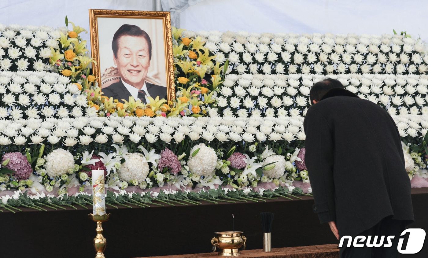 본문 이미지 - 21일 오전 울산시 울주군 삼동면 롯데별장에 마련된 고 신격호 롯데그룹 명예회장 분향소를 찾은 분향객이 헌화하고 있다. 2020.1.21/뉴스1 ⓒ News1 윤일지 기자