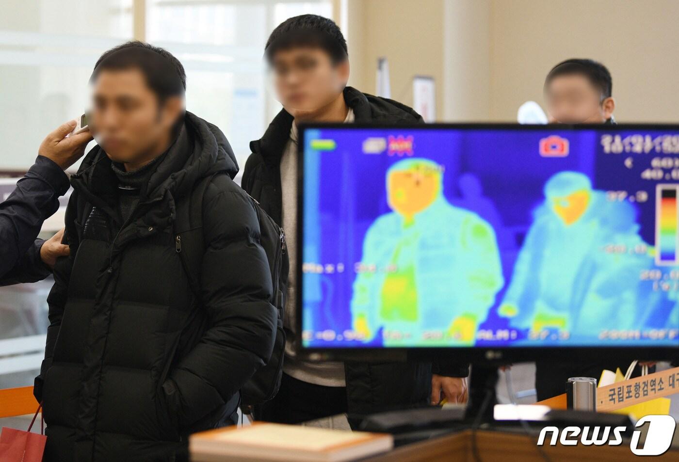 본문 이미지 - 국내에서 중국 '우한 폐렴' 확진 판정자가 발생한 가운데 21일 오전 대구국제공항 국제선 입국장에서 검역관이 중국 상하이(上海)를 출발해 대구에 도착한 탑승객에 대한 발열체크를 하고 있다./뉴스1 ⓒ News1 공정식 기자
