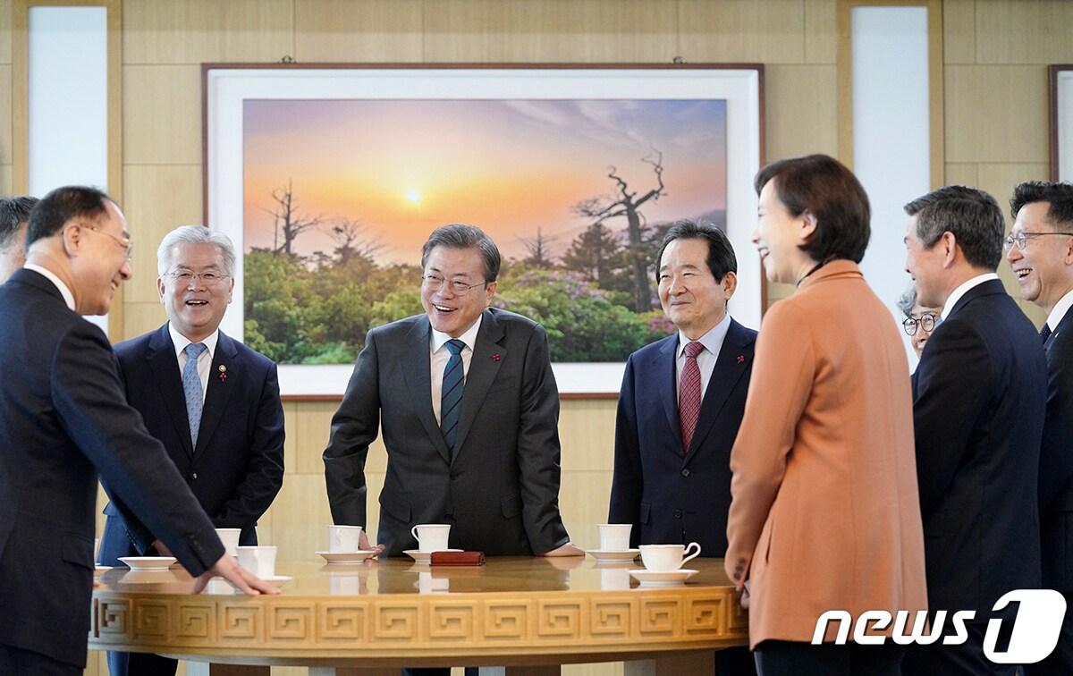 본문 이미지 - 문재인 대통령이 지난해 1월 정부세종청사에서 국무회의 전 정세균 국무총리, 홍남기 경제부총리 겸 기획재정부 장관 등과 차담회를 하고 있다. (청와대 제공) 2020.1.21/뉴스1