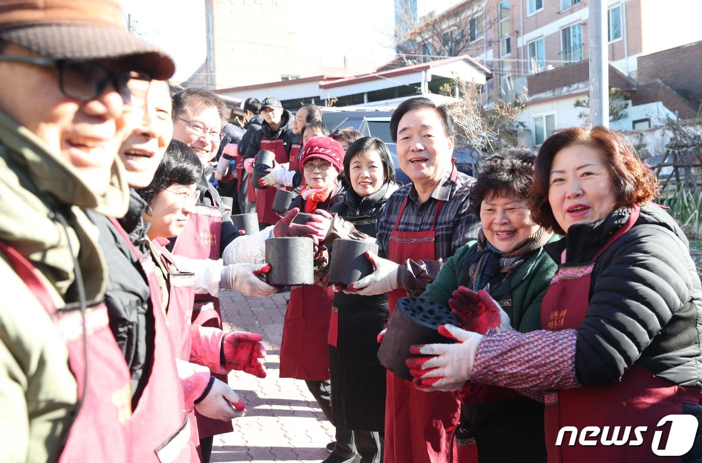 본문 이미지 - 전북 전주시가 '2020년도 전주시민대상 및 모범시민상' 후보자를 추천받는다. 사진은 사랑의 연탄나눔 봉사활동을 펼치고 있는 전주시민대상 수상자들. /뉴스1