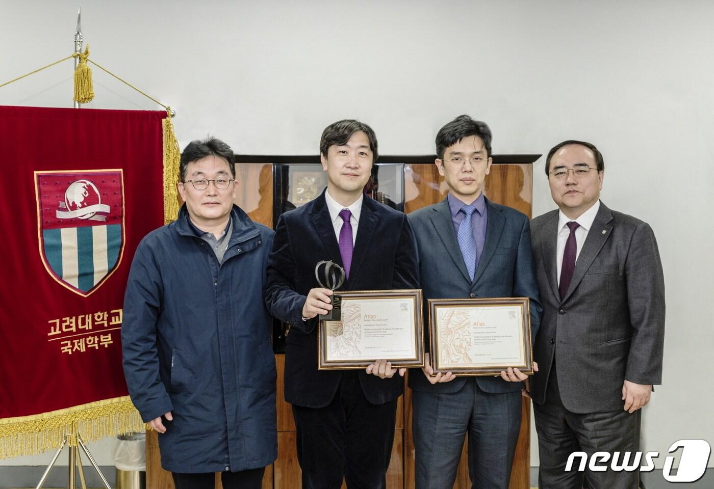 본문 이미지 - (사진 왼쪽부터) 전용수 엘스비어 코리아 지사장, 이동은 고려대 국제학부 교수  교수, 김형종 한국문화관광연구원 부연구위원, 김성한 고려대 국제대학원장 겸 국제학부장.(고려대학교 제공)ⓒ 뉴스1