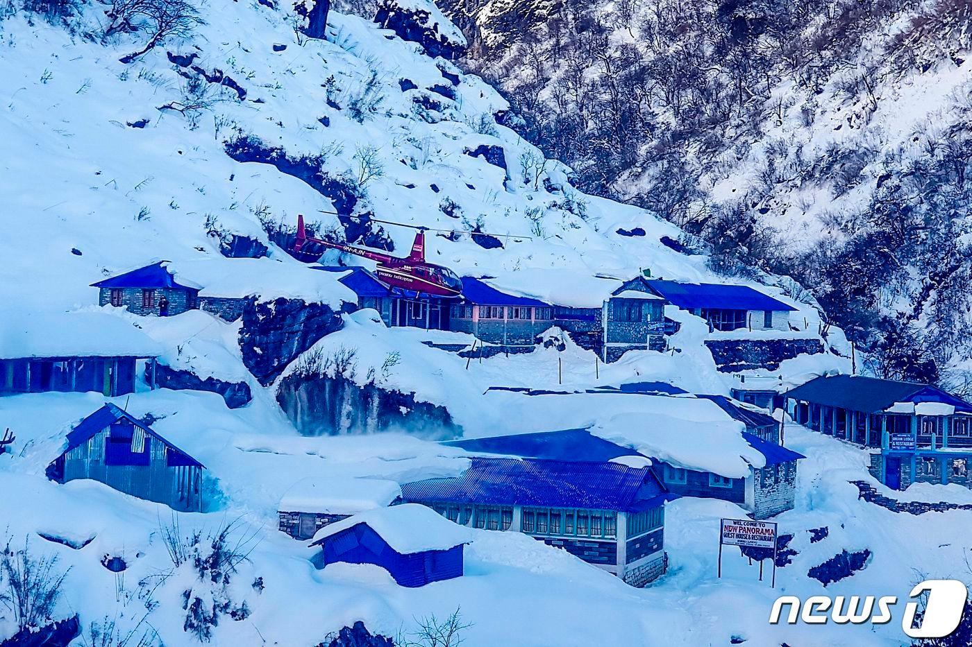 20일(현지시간) 카트만두에서 서쪽으로 약 200km 떨어진 안나푸르나 산악지대 듀랄리 상공을 헬리콥터가 날고 있다. ⓒ AFP=뉴스1 ⓒ News1 이동원 기자