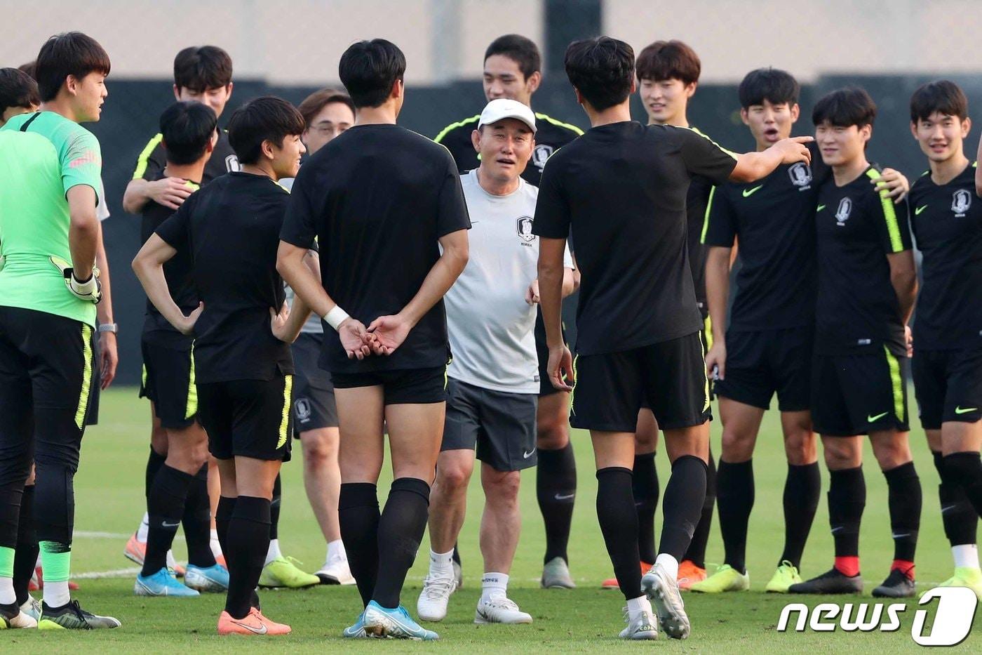 본문 이미지 - 김학범 대한민국 U-23 축구대표팀 감독이 21일 오후(현지시간) 태국 방콕 알파인 축구 훈련장에서 '2020 AFC U-23 챔피언십' 호주와의 4강전을 하루 앞두고 훈련을 지도하고 있다. 2020.1.21/뉴스1 ⓒ News1 민경석 기자