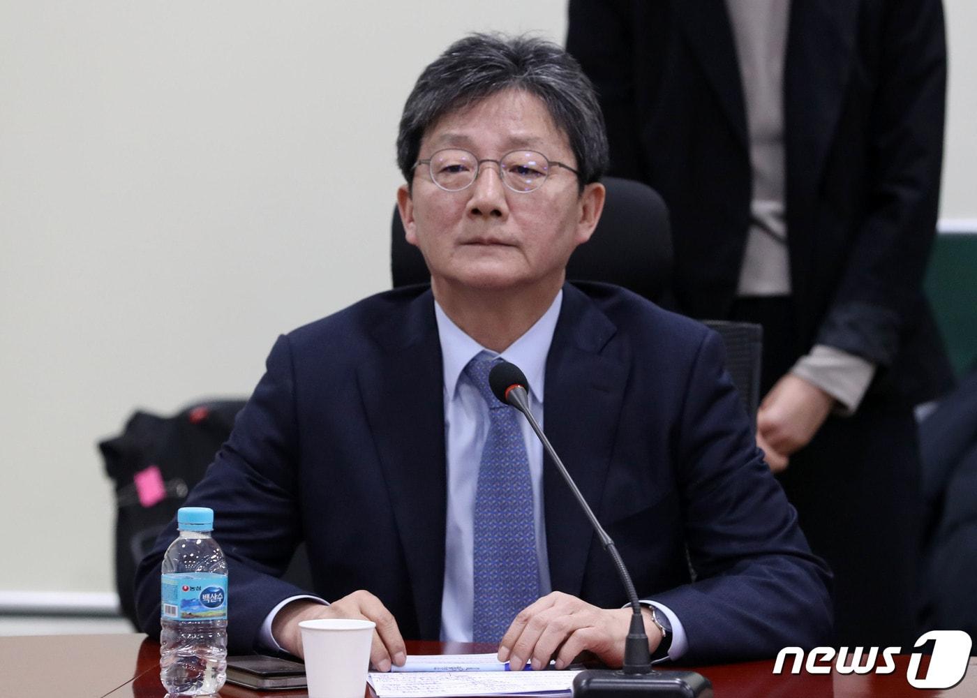 본문 이미지 - 유승민 새로운보수당 의원이 22일 오전 서울 여의도 국회의원회관에서 열린 당대표단회의에 참석해 하태경 책임대표의 모두발언을 경청하고 있다. 2020.1.22/뉴스1 ⓒ News1 박세연 기자