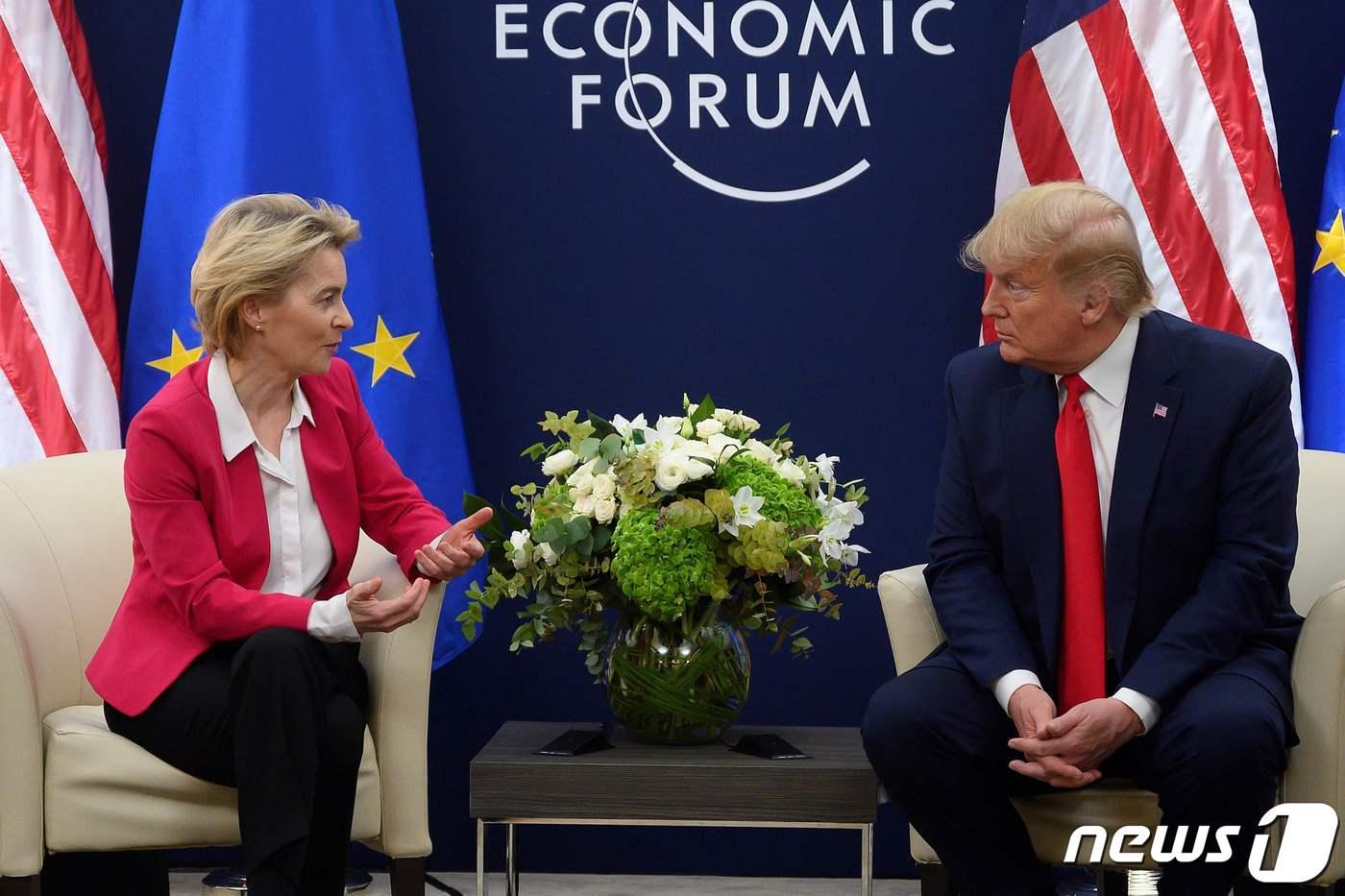 도널드 트럼프 미국 대통령&#40;우&#41;과  우르줄라 폰데어라이엔 EU 집행위원장이 2020년 스위스의 다보스 포럼에서 회담하는 모습. ⓒ AFP=뉴스1 ⓒ News1 우동명 기자