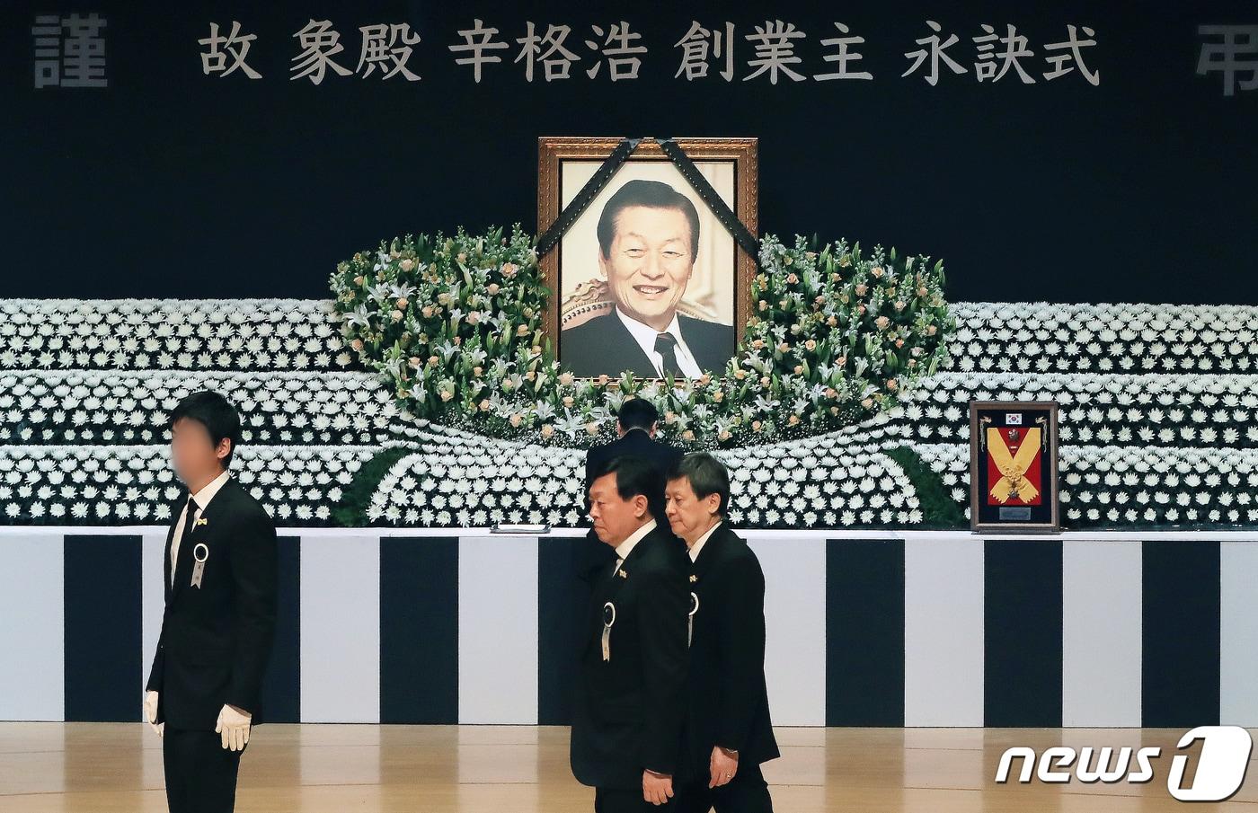 본문 이미지 - 신동빈 롯데그룹 회장과 신동주 SDJ코퍼레이션 회장이 22일 오전 서울 송파구 롯데월드몰 콘서트홀에서 엄수된 고 신격호 롯데그룹 명예회장의 영결식에서 나란히 자리로 향하고 있다. 2020.1.22/뉴스1 ⓒ News1 구윤성 기자