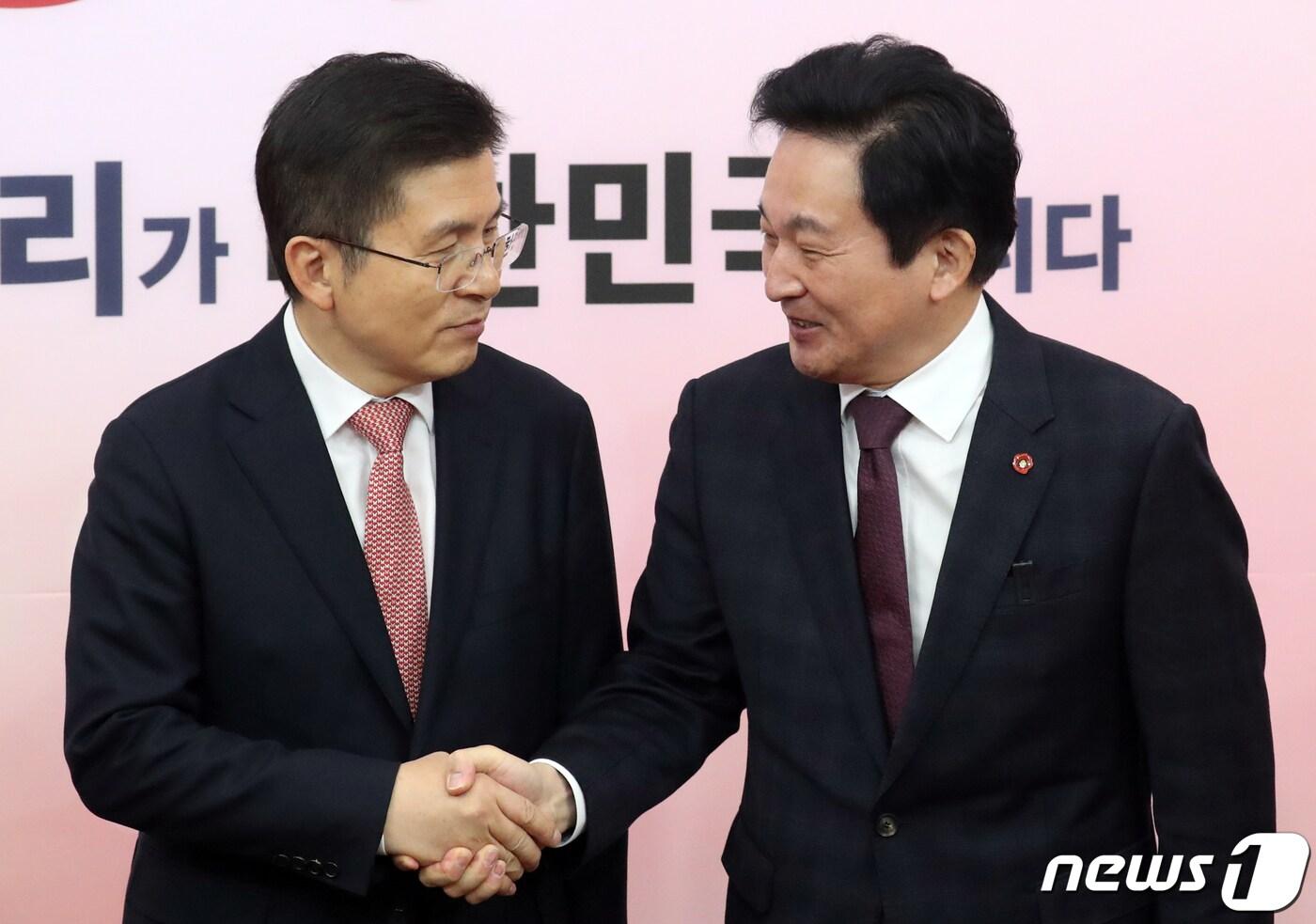 본문 이미지 - 황교안 자유한국당 대표가 22일 서울 여의도 국회에서 원희룡 제주지사와 면담, 악수를 하고 있다. 2020.1.22/뉴스1 ⓒ News1 김명섭 기자