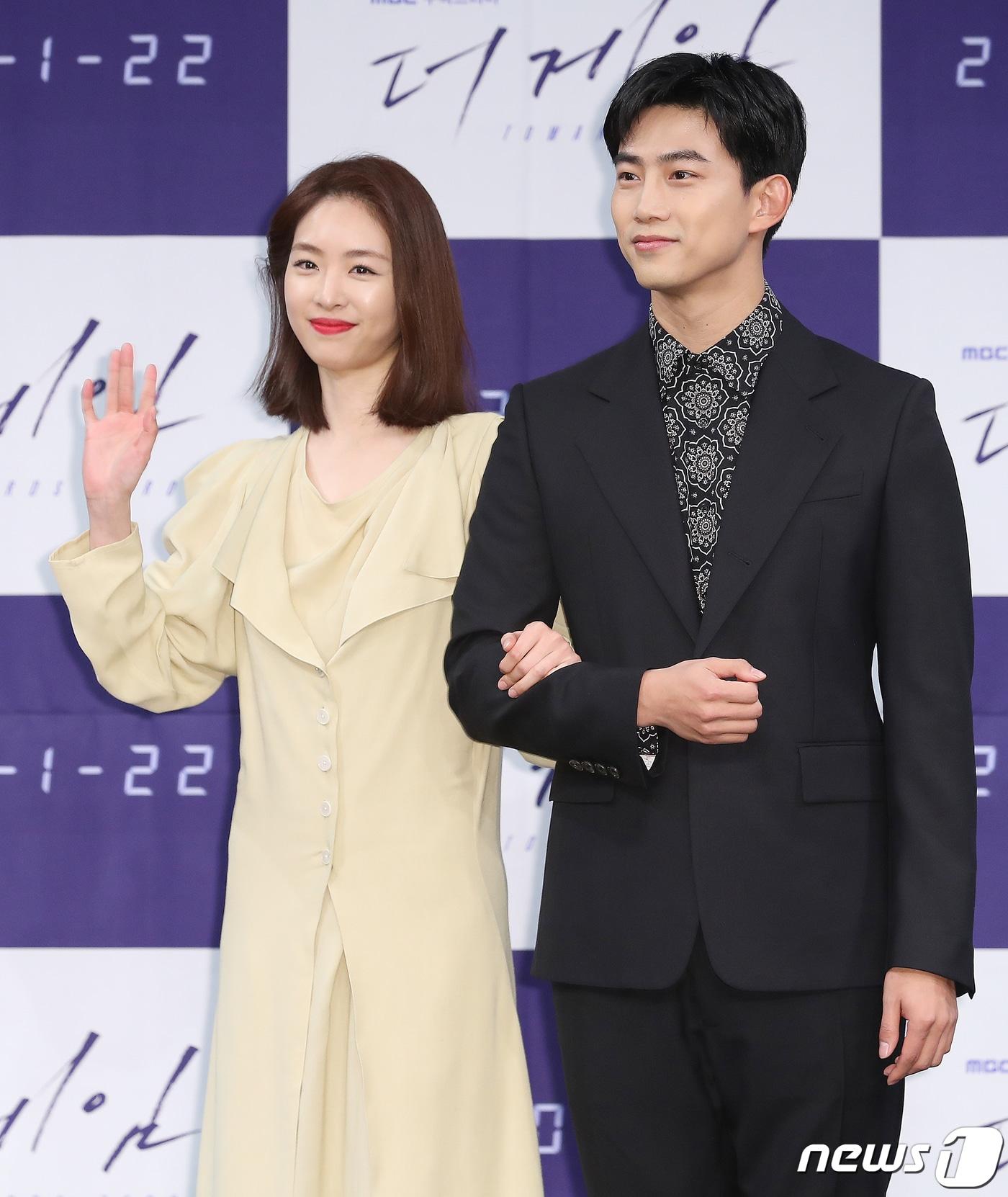 본문 이미지 - 배우 이연희와 옥택연(오른쪽)이 22일 오후 서울 마포구 상암동 MBC 미디어센터에서 열린 새 수목드라마 ‘더 게임: 0시를 향하여’ 제작발표회에 참석해 포즈를 취하고 있다. ‘더 게임: 0시를 향하여’는 죽음 직전의 순간을 보는 예언가와 강력반 형사가 20년 전 0시의 살인마와 얽힌 비밀을 파헤쳐가는 이야기를 그린다. 2020.1.22/뉴스1 ⓒ News1 김진환 기자
