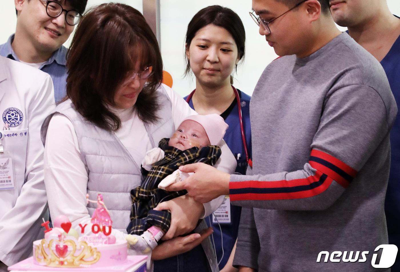 본문 이미지 - 체중 370g의 초미숙아로 태어난 소망이(태명)의 퇴원식이 22일 강원 원주세브란스기독병원에서 가족과 의료진의 축하 속에서 열리고 있다. 지난해 7월 태어난 소망이는 초극소 저체중 출생아(체중 1kg 미만)가 생존해 퇴원한 아기 중 국내에서 세번째로 작게 출생한 아기다. 2020.1.22/뉴스1 ⓒ News1 권혜민 기자