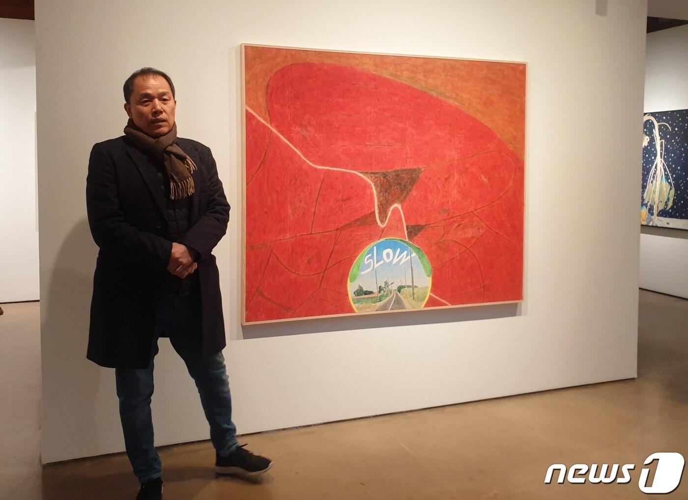 본문 이미지 - 김선두 작가가 작품 '느린 풍경-덕도길' 앞에 서있다.ⓒ 뉴스1 이기림 기자