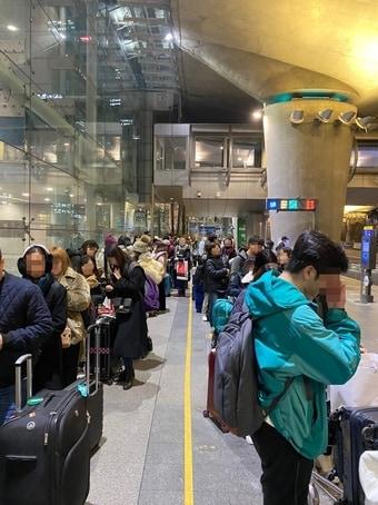 본문 이미지 - 인천공항 제1여객터미널에서 심야버스를 기다리고 있는 사람들의 모습. ⓒ 뉴스1 윤슬빈 기자