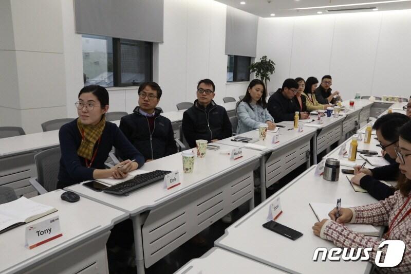 본문 이미지 - Sk하이닉스 중국 우시법인의 직원들이 회의를 하고 있다. 직원들 앞에 영어 이름만 적힌 명패가 놓여있다.(SK하이닉스 뉴스룸에서 갈무리)ⓒ 뉴스1