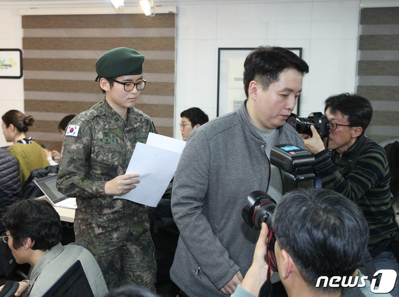 본문 이미지 - 휴가 중 해외에서 성전환 수술을 받고 돌아온 육군 부사관 변희수 하사가 22일 오후 서울 마포구 노고산동 군인권센터에서 군의 전역 결정과 관련한 기자회견을 마친 후 회견장을 나서고 있다.  2020.1.22/뉴스1 ⓒ News1 신웅수 기자