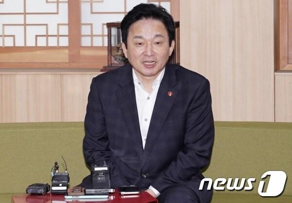 본문 이미지 - 원희룡 제주지사가 22일 오후 도청 소통회의실에서 제주도청 출입기자단과 간담회를 갖고 있다. ⓒ 뉴스1