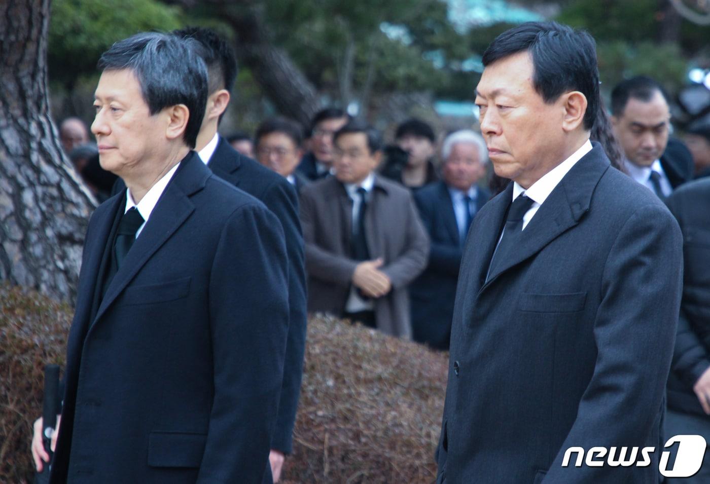 신동빈 롯데그룹 회장(오른쪽)과 신동주 SDJ코퍼레이션 회장 2020.1.22/뉴스1 ⓒ News1 윤일지 기자