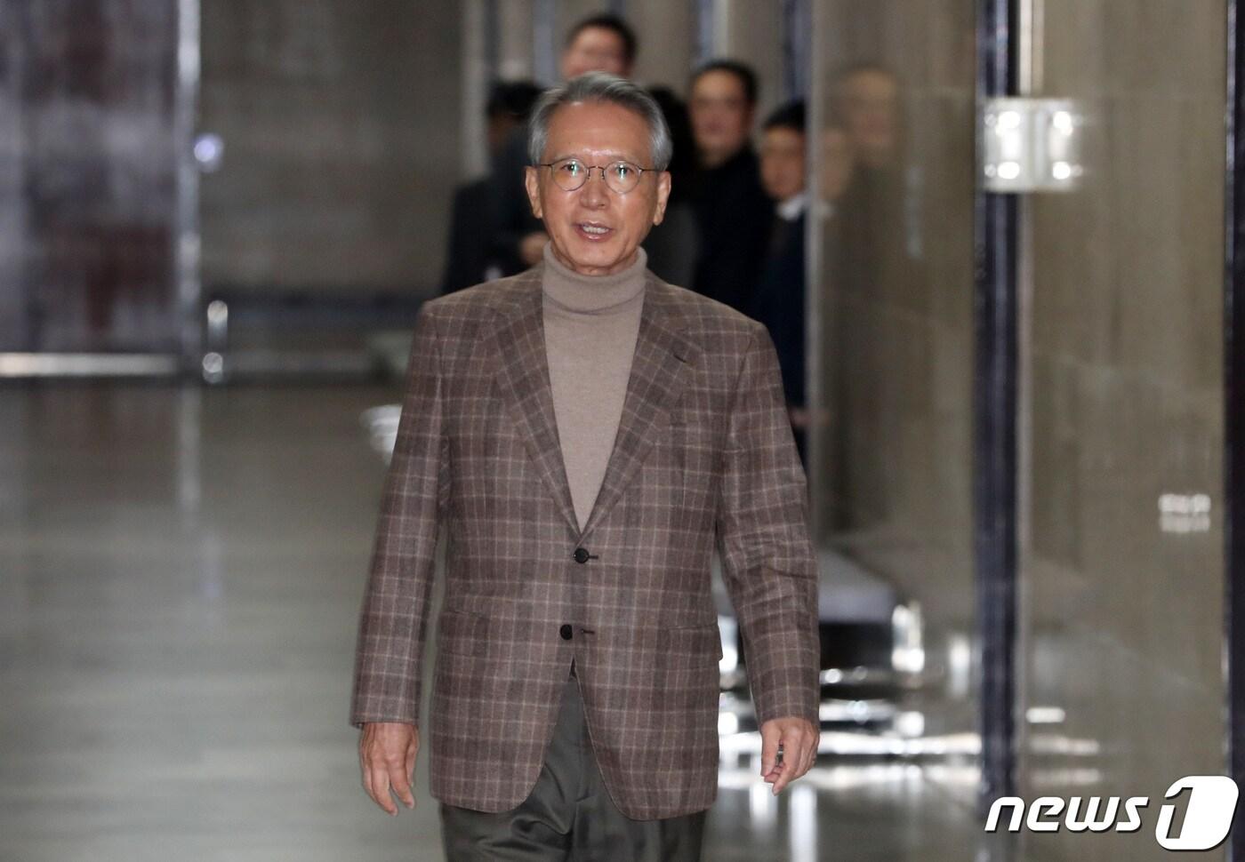 본문 이미지 - 김형오 자유한국당 공천관리위원장이 22일 오후 서울 여의도 국회에서 기자회견을 갖고 4.15총선 공천관리위원회 위원 명단을 발표하기 위해 회견장에 들어서고 있다. 2020.1.22/뉴스1 ⓒ News1 박세연 기자