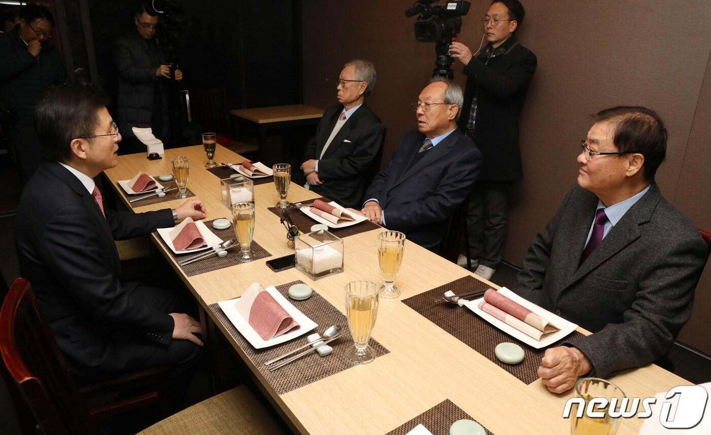 본문 이미지 - 황교안 자유한국당 대표가 22일 오후 서울 여의도 한 식당에서 전직 국회의장과 만찬을 갖고 참석자들과 대화를 나누고 있다. 왼쪽부터 황교안 대표, 박희태, 박관용, 강창희 전 국회의장. 2020.1.22/뉴스1 ⓒ News1 박세연 기자