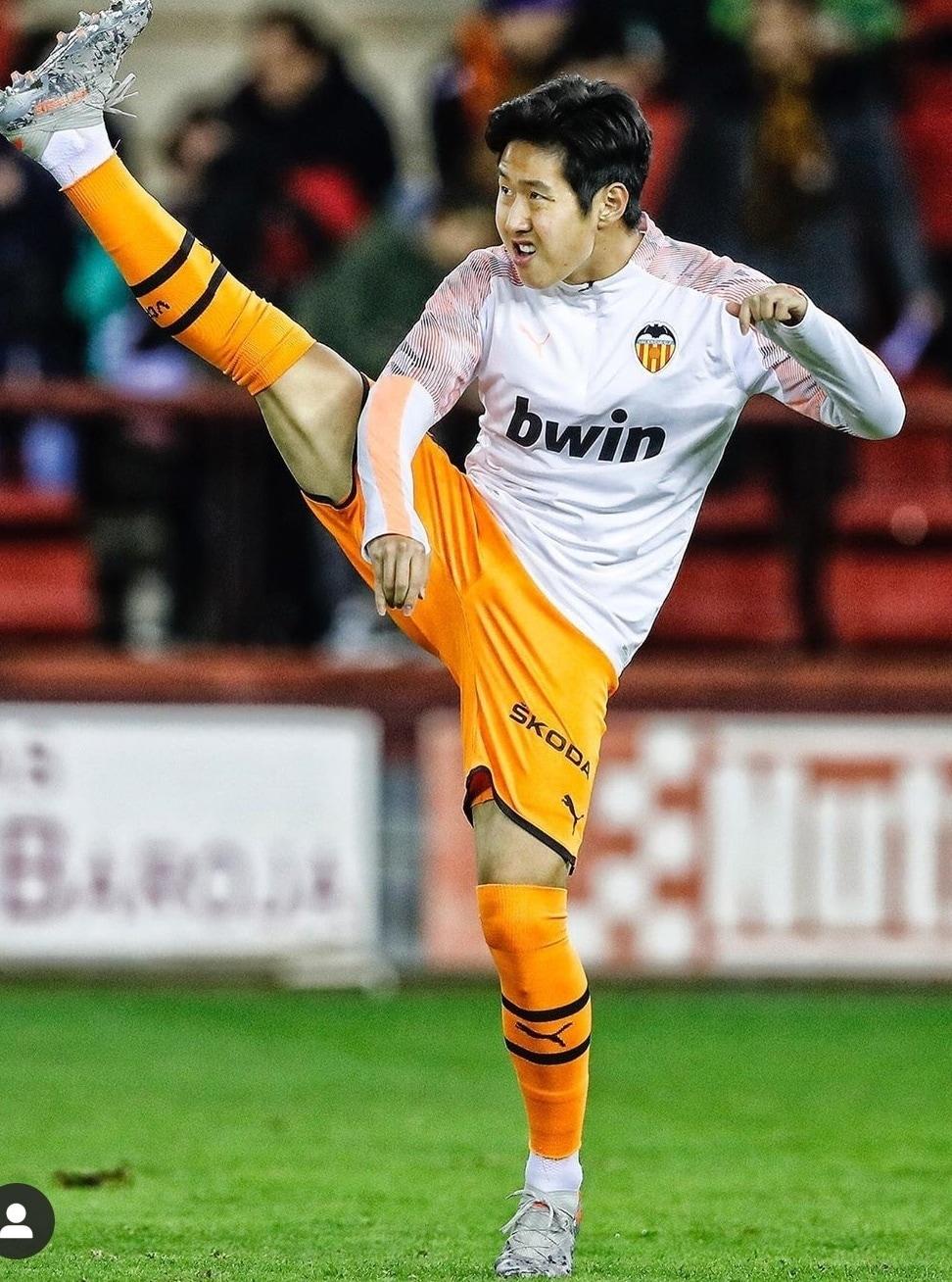 본문 이미지 - 경기 전 몸을 풀고 있는 이강인. (발렌시아 SNS 캡처)ⓒ 뉴스1