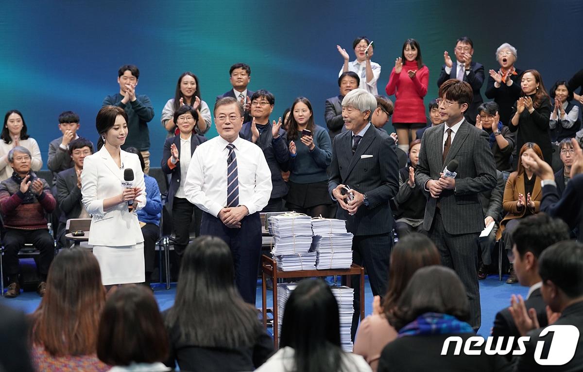 본문 이미지 - 문재인 대통령의 '2019 국민과의 대화' 모습. (청와대 제공) 2020.1.23/뉴스1
