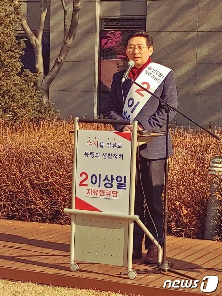 본문 이미지 - 이상일 전 국회의원이 용인 수지구청에서 가진 기자회견에서 용인시병 출마를 선언하고 있다. ⓒ News1 