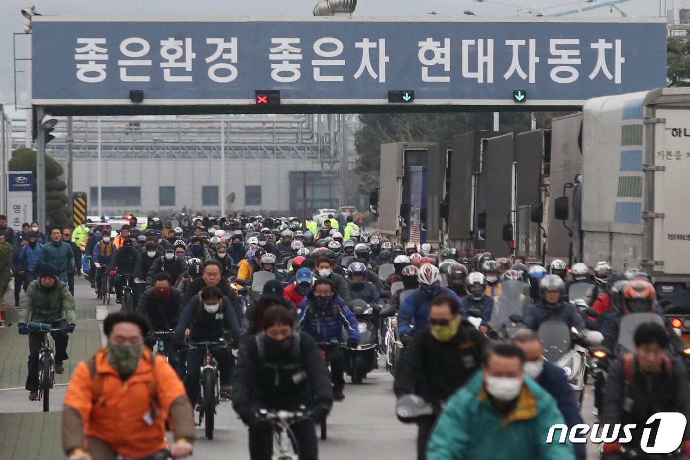 본문 이미지 - 23일 울산 북구 현대자동차 울산공장 오전 출근조 노동자들이 명촌정문을 통해 퇴근하고 있다. 현대차 울산공장은 24일부터 28일까지 5일간 설 연휴에 들어간다. 2020.1.23/뉴스1 ⓒ News1 윤일지 기자