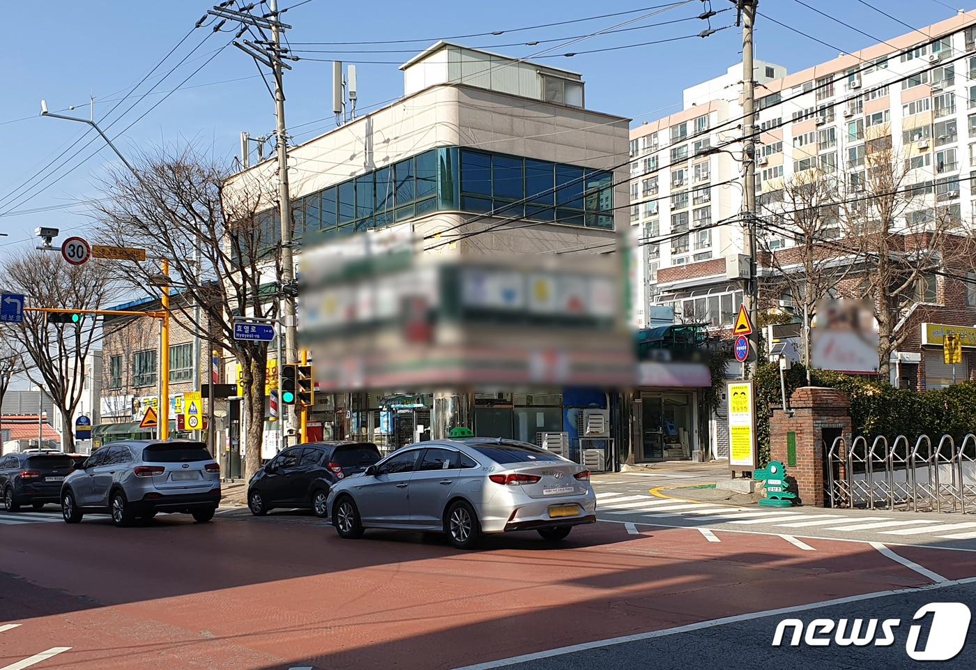 본문 이미지 - 23일 오후 11시20분쯤 광주 북구 양산동 한 초등학교 앞 어린이보호구역에서 7세 여아가 차에 치여 중태에 빠졌다.경찰은 어린아이를 차로 치고 도주한 A씨(40)를 붙잡아 조사 중이다. 24일 오전 사고가 발생한 초등학교 앞 스쿨존을 차들이 지나가고 있다.2020.1.24/뉴스1 ⓒ News1 전원 기자