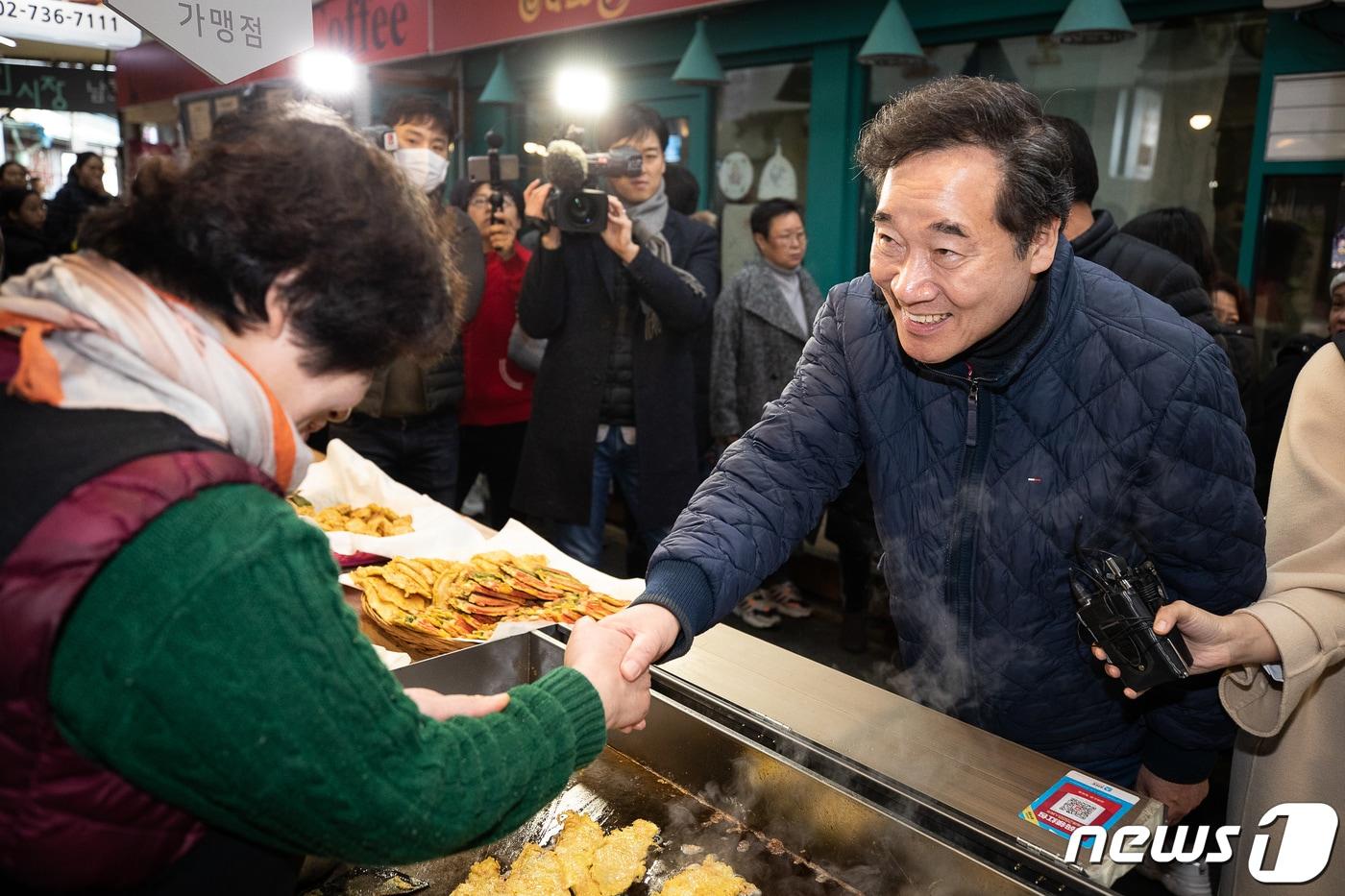 본문 이미지 - 이낙연 전 총리가 24일 서울 종로구 통인시장을 방문, 상인들과 인사하고 있다. 이 전 총리는 더불어민주당의 종로 출마 제안과 공동상임선거대책위원장직을 수락했다. 2020.1.24/뉴스1 ⓒ News1 유승관 기자