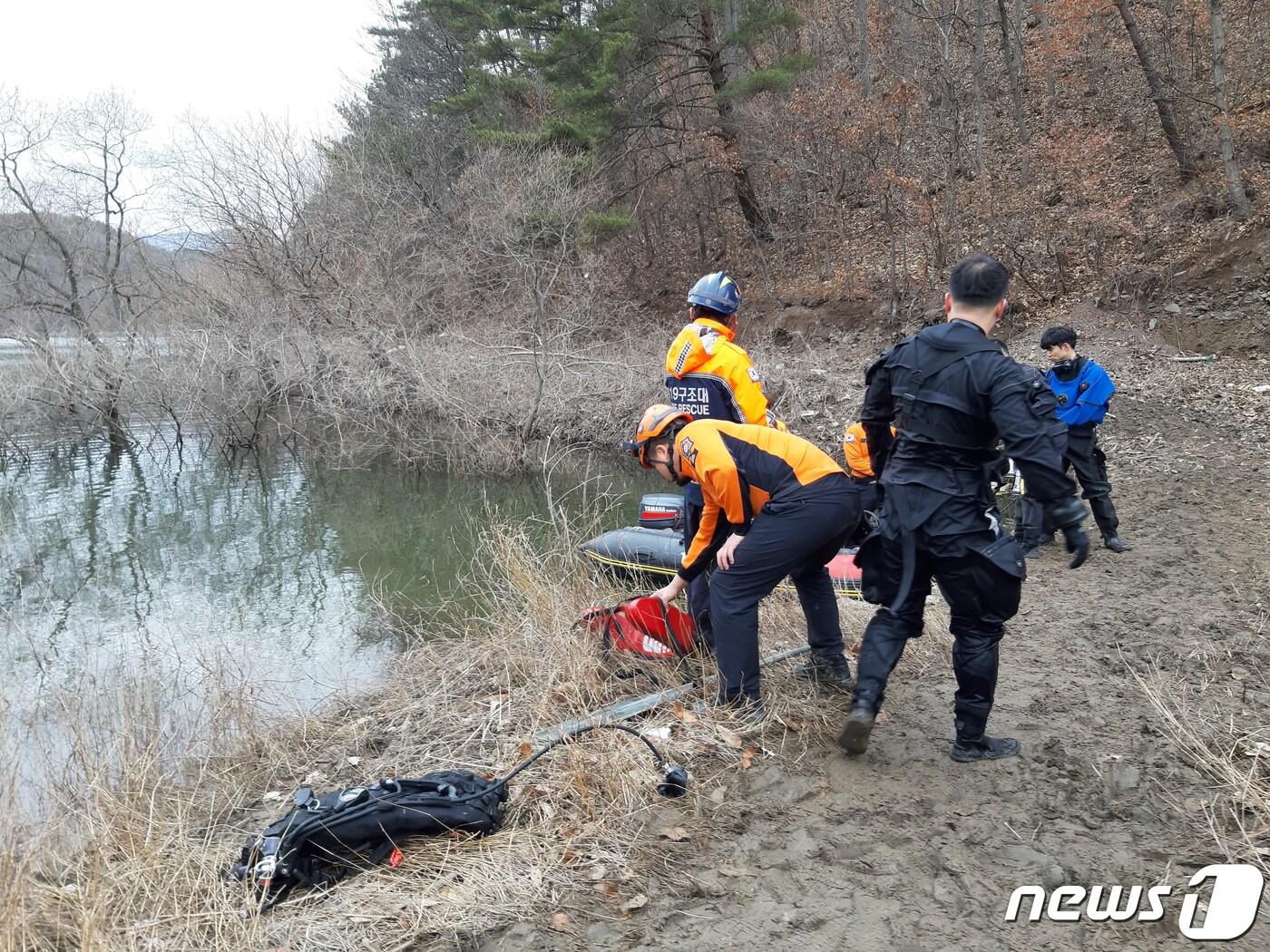 본문 이미지 - 25일 낮 12시 16분께 울산 울주군 대곡댐에서 성묘객 9명과 선장 총 10명이 탄 선박이 좌초돼 소방당국이 구조 작업에 나서고 있다. 이 사고로 승선객 1명이 사망했다. (울산소방본부 제공) 2020.1.25/뉴스1 ⓒ News1 윤일지 기자