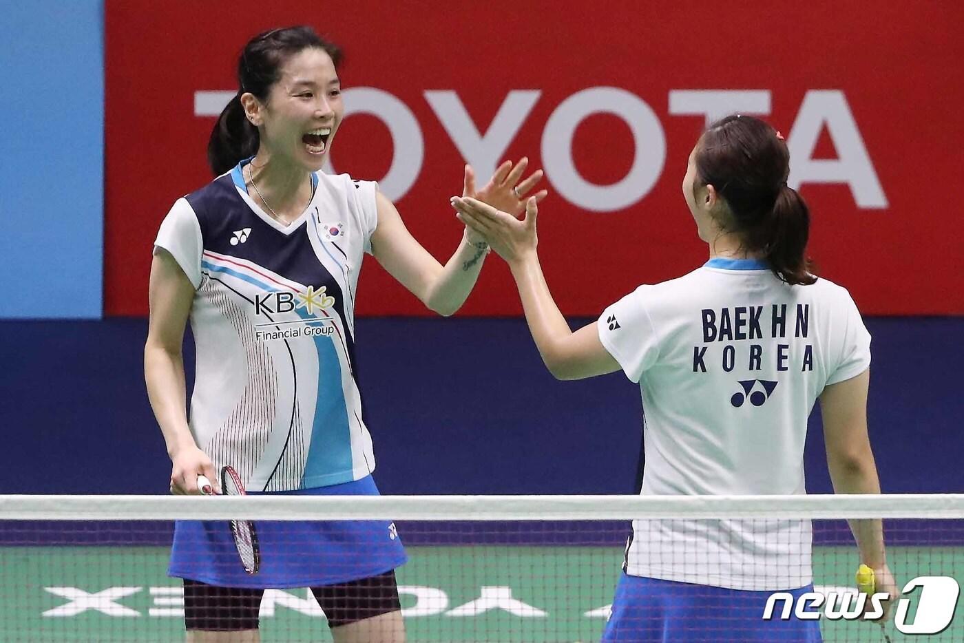 25일 오후(현지시간) 태국 방콕 후아막 실내체육관에서 열린 '2020 세계배드민턴연맹(BWF) 월드투어 300 태국 마스터스 여자 복식 준결승전에서 대한민국 정경은(왼쪽)과 백하나가 장예나-김혜린 조를 상대로 승리를 거둔 뒤 기뻐하고 있다. 2020.1.25/뉴스1 ⓒ News1 민경석 기자