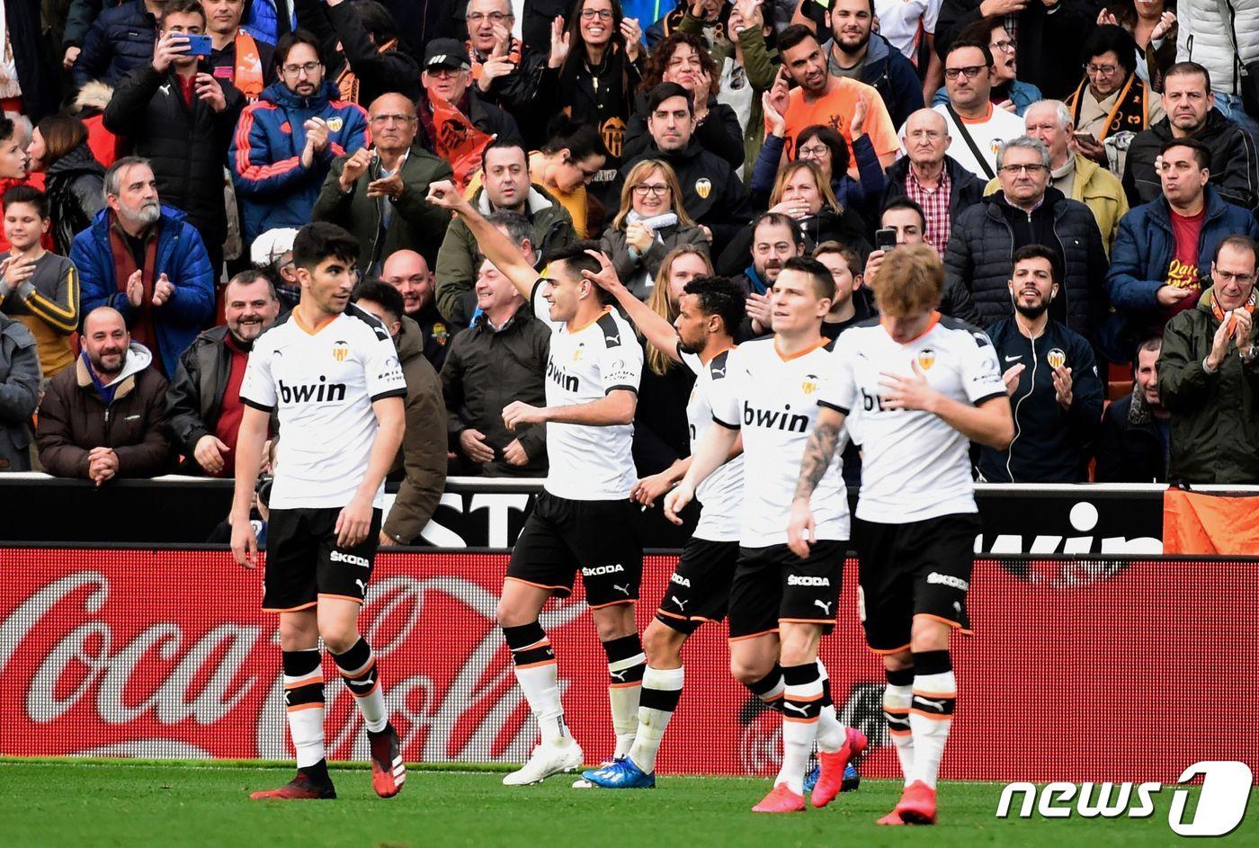 발렌시아 선수들이 26일(한국시간) 바르셀로나와의 경기에서 환호하고 있다. ⓒ AFP=뉴스1